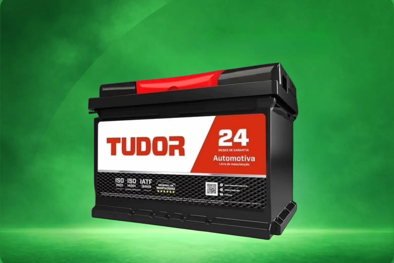 Bateria Tudor automotiva sobre fundo verde